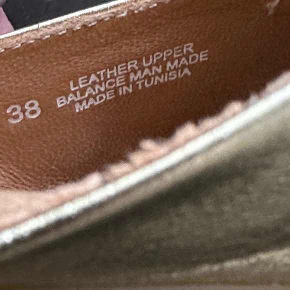 Leather Le Chateau Gold Slides. Size 38. - Picture 4 of 4